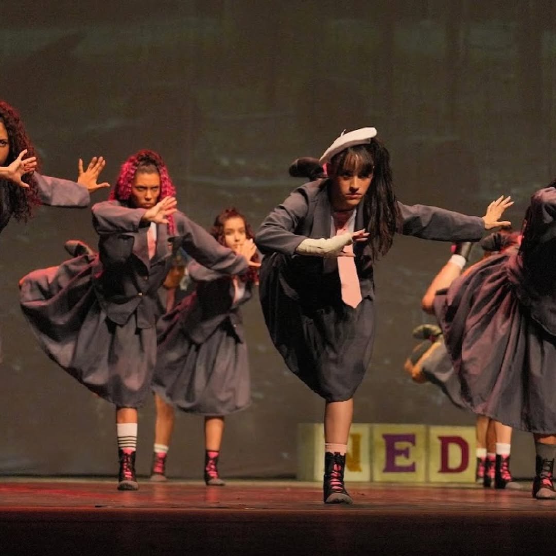 Coreografia em grupo do espetáculo Matilda