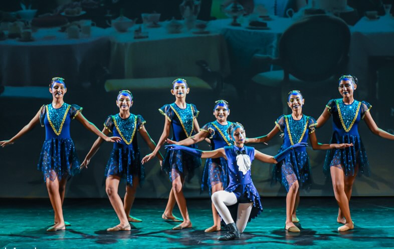 Bailarinas com vestidos azuis brilhantes no Alice