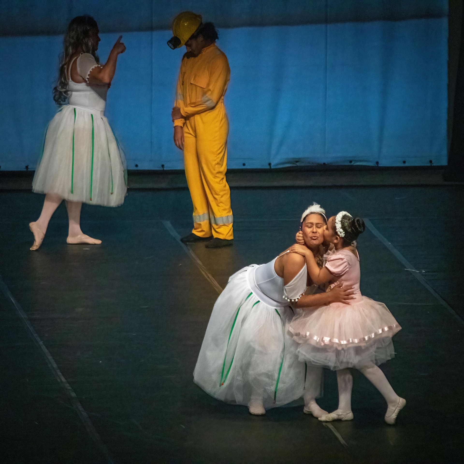 Cena emocionante de beijo entre mãe e filha bailarinas no Billy Elliot