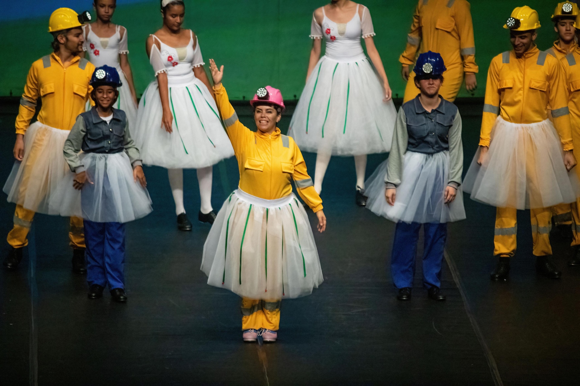 Mineiros vestindo tutus ao lado das bailarinas em cena marcante do Billy Elliot