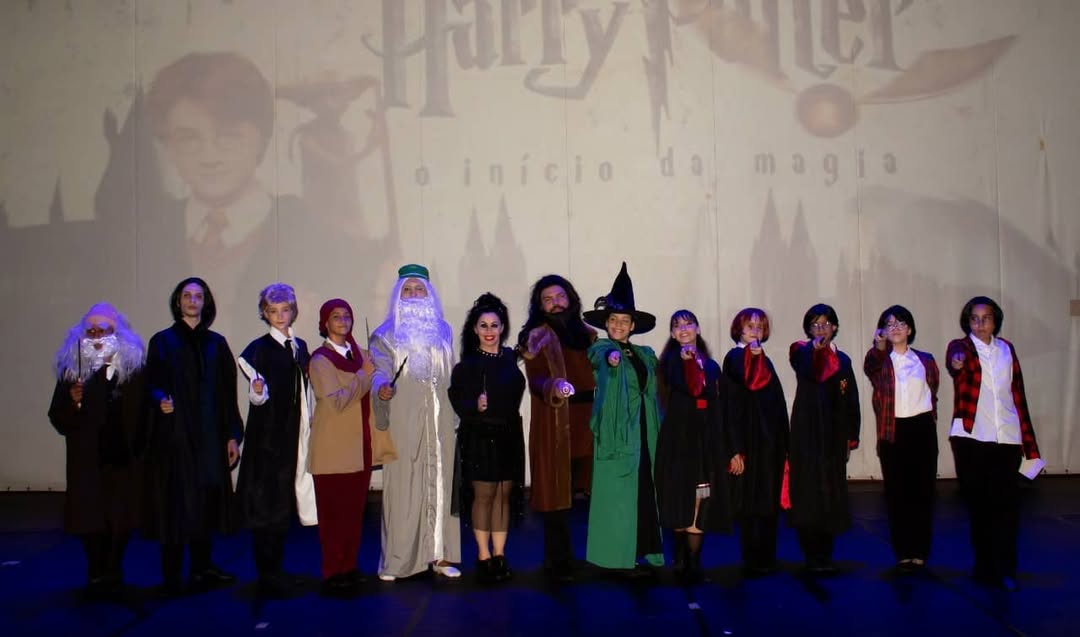 Personagens principais com varinhas em cena do Harry Potter