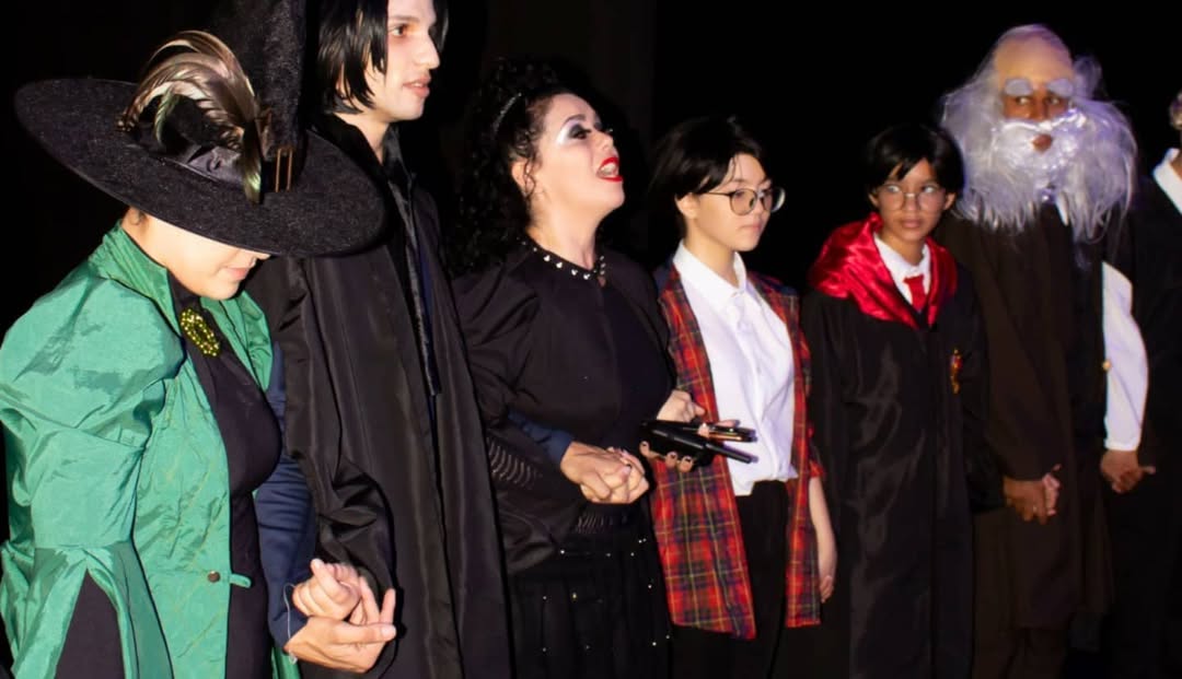 Professores e alunos de Hogwarts em cena do espetáculo Harry Potter