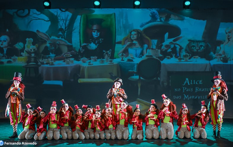Chapeleiros malucos em cena no espetáculo Alice