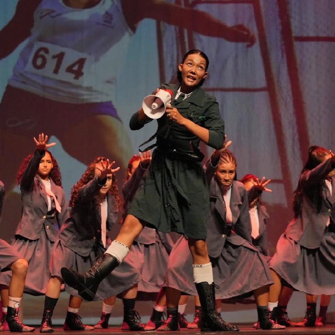 Personagem com megafone em cena do Matilda