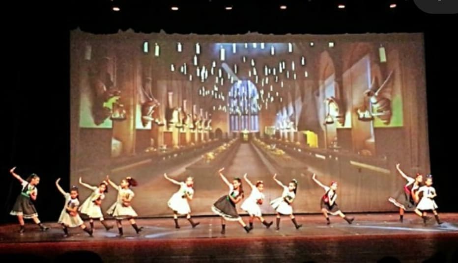 Bailarinas dançando no Salão Principal de Hogwarts