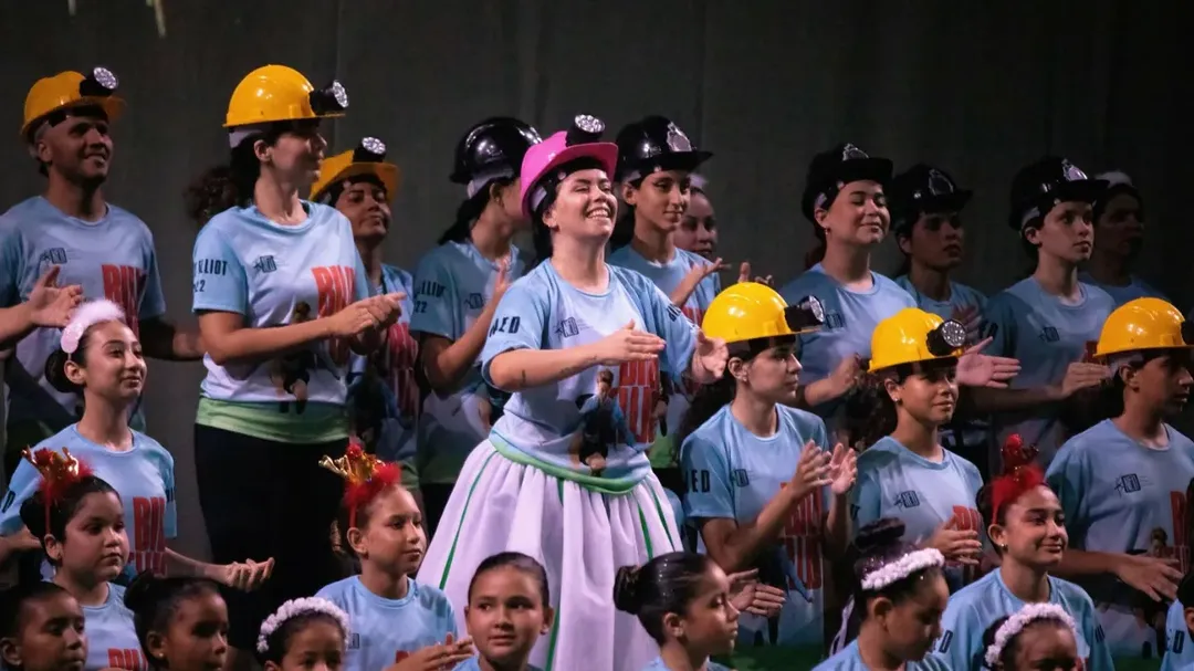 Élide Leal entre os alunos no palco do Billy Elliot