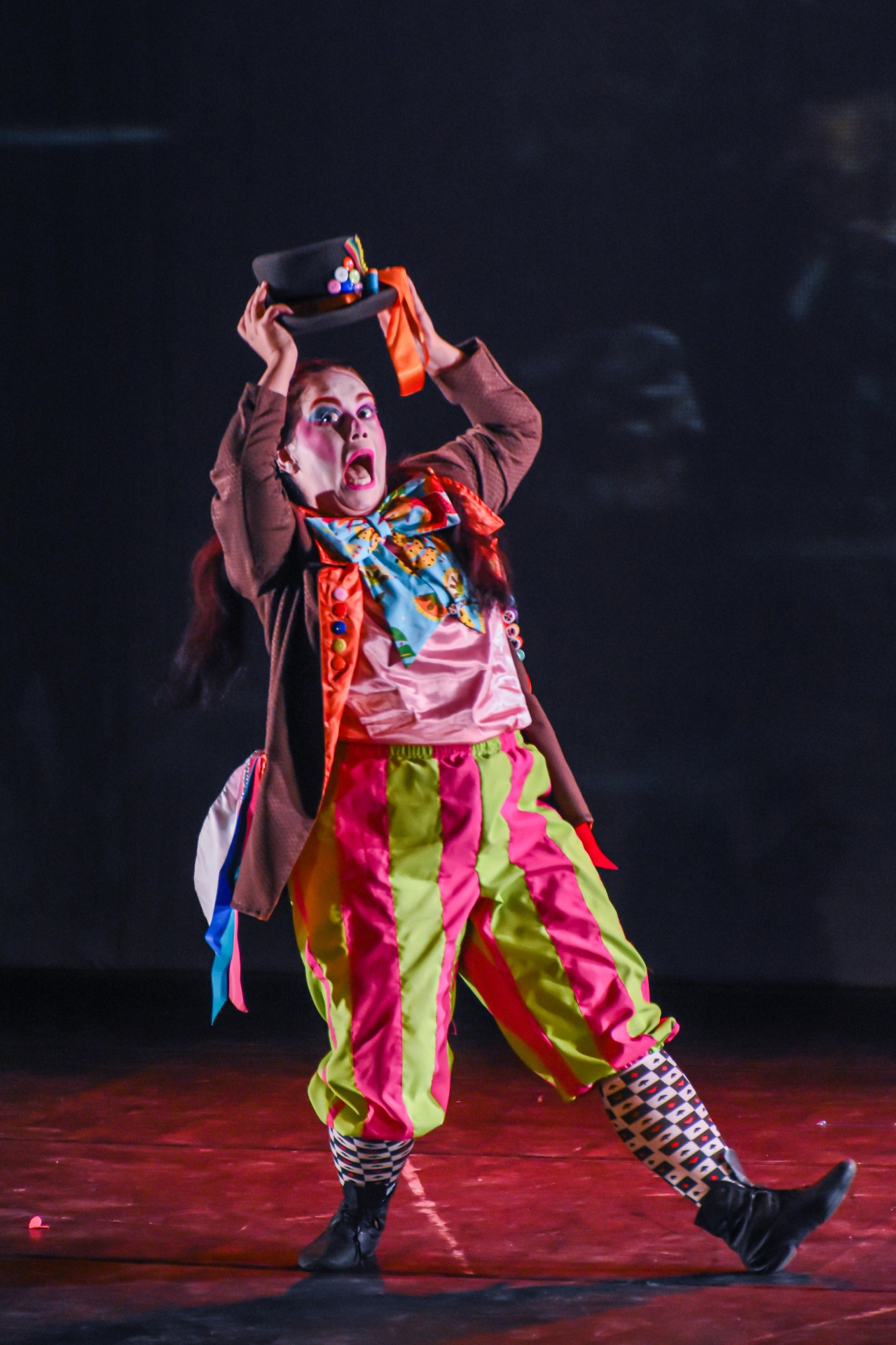 Chapeleiro maluco em performance solo no espetáculo Alice