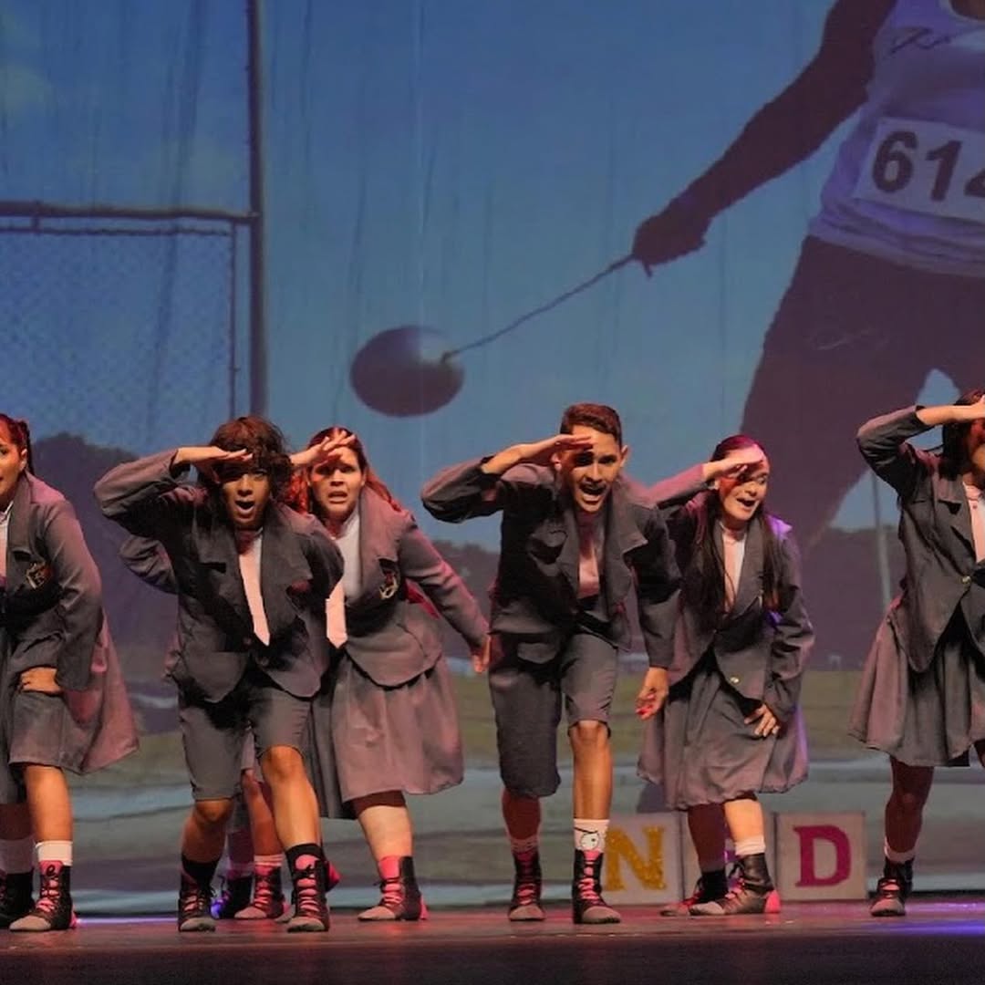 Bailarinos em coreografia do Matilda