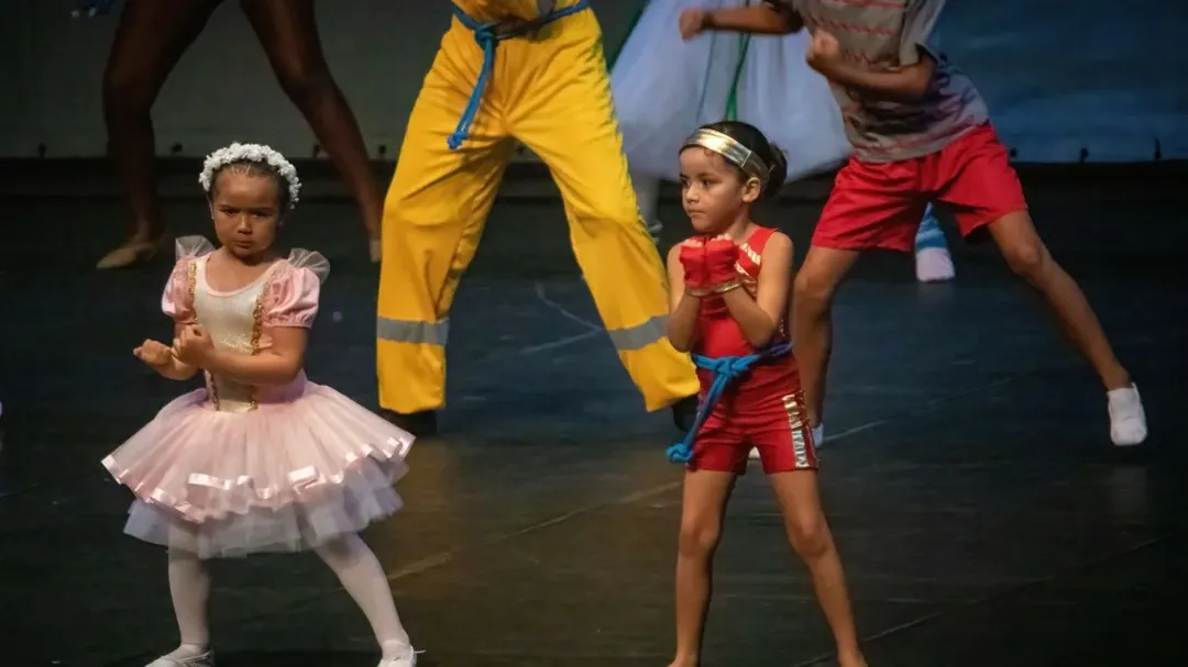 Pequenas bailarinas em cena do espetáculo Billy Elliot