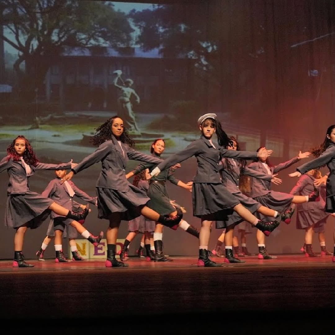 Bailarinas dançando uniformizadas no Matilda