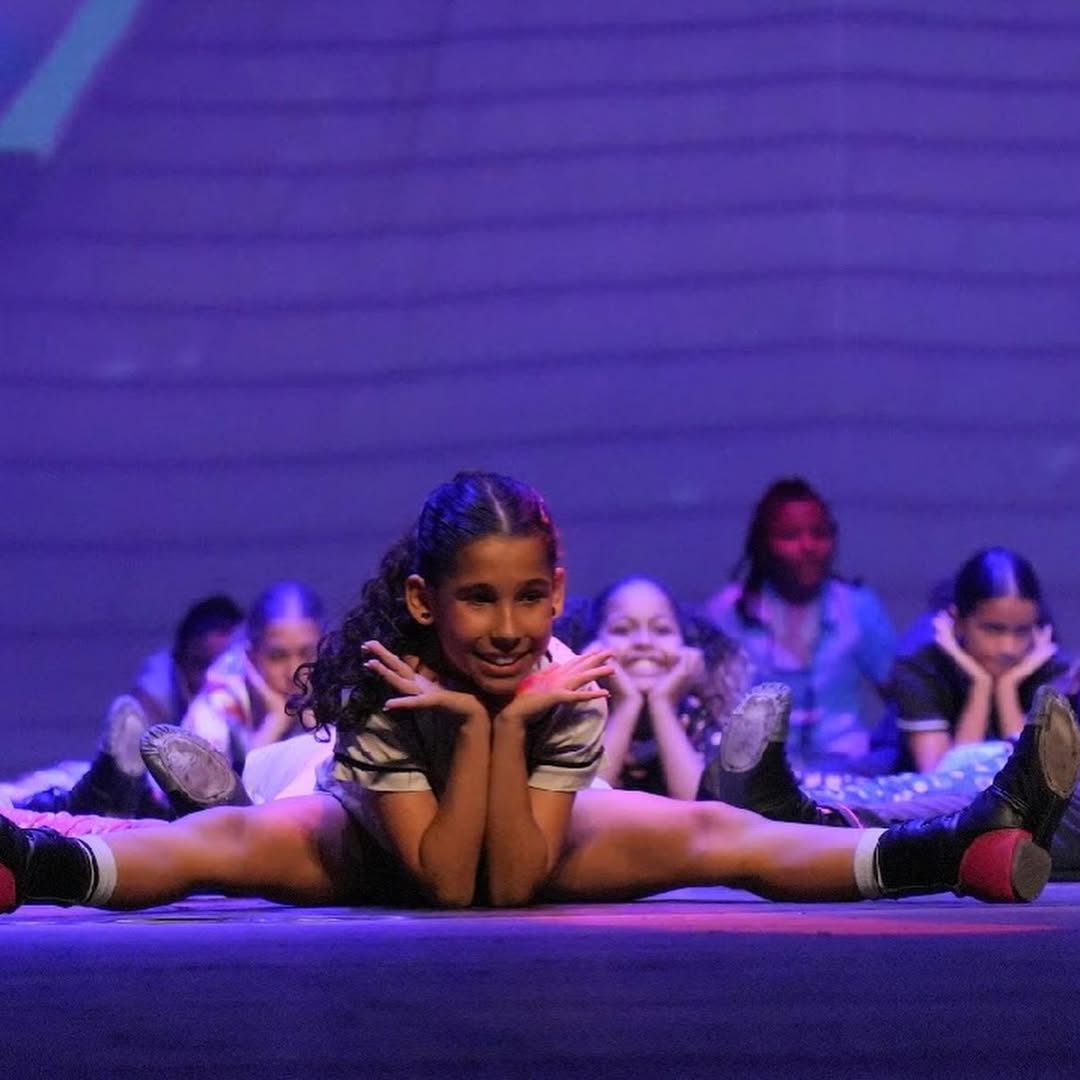 Bailarina em espacate no espetáculo Matilda