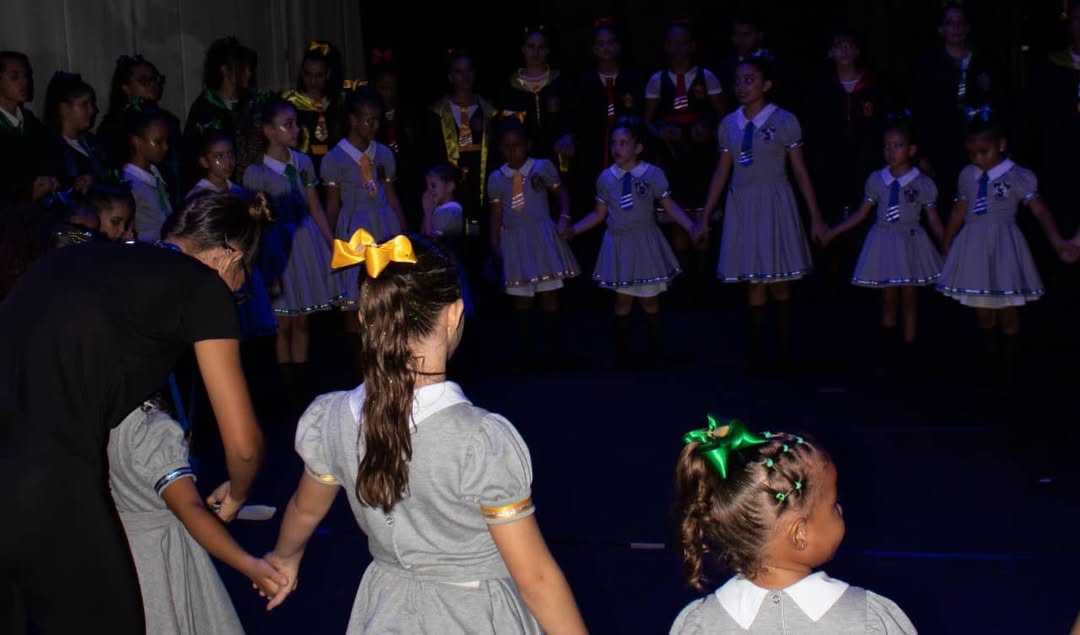 Bailarinas em uniformes de Hogwarts no espetáculo Harry Potter