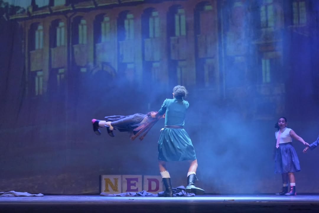 Cena com efeito de voo no espetáculo Matilda
