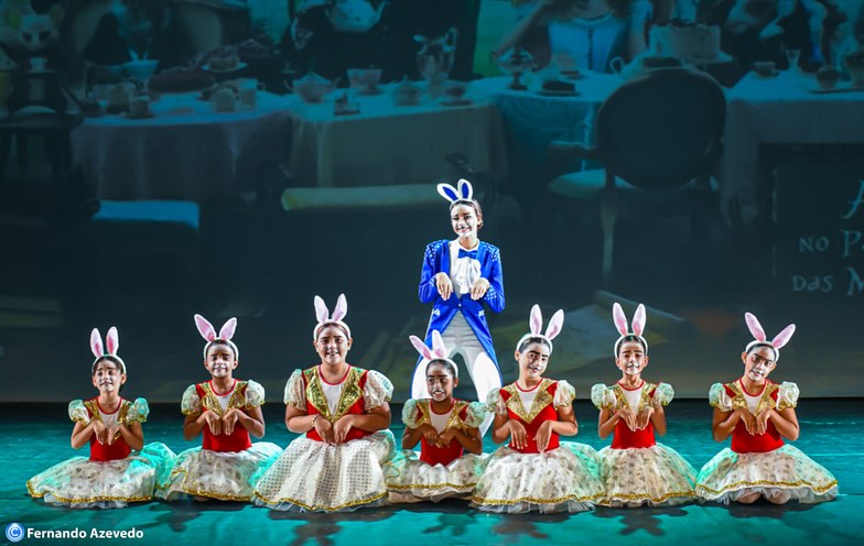 Coelho branco e bailarinas mirins em cena no Alice