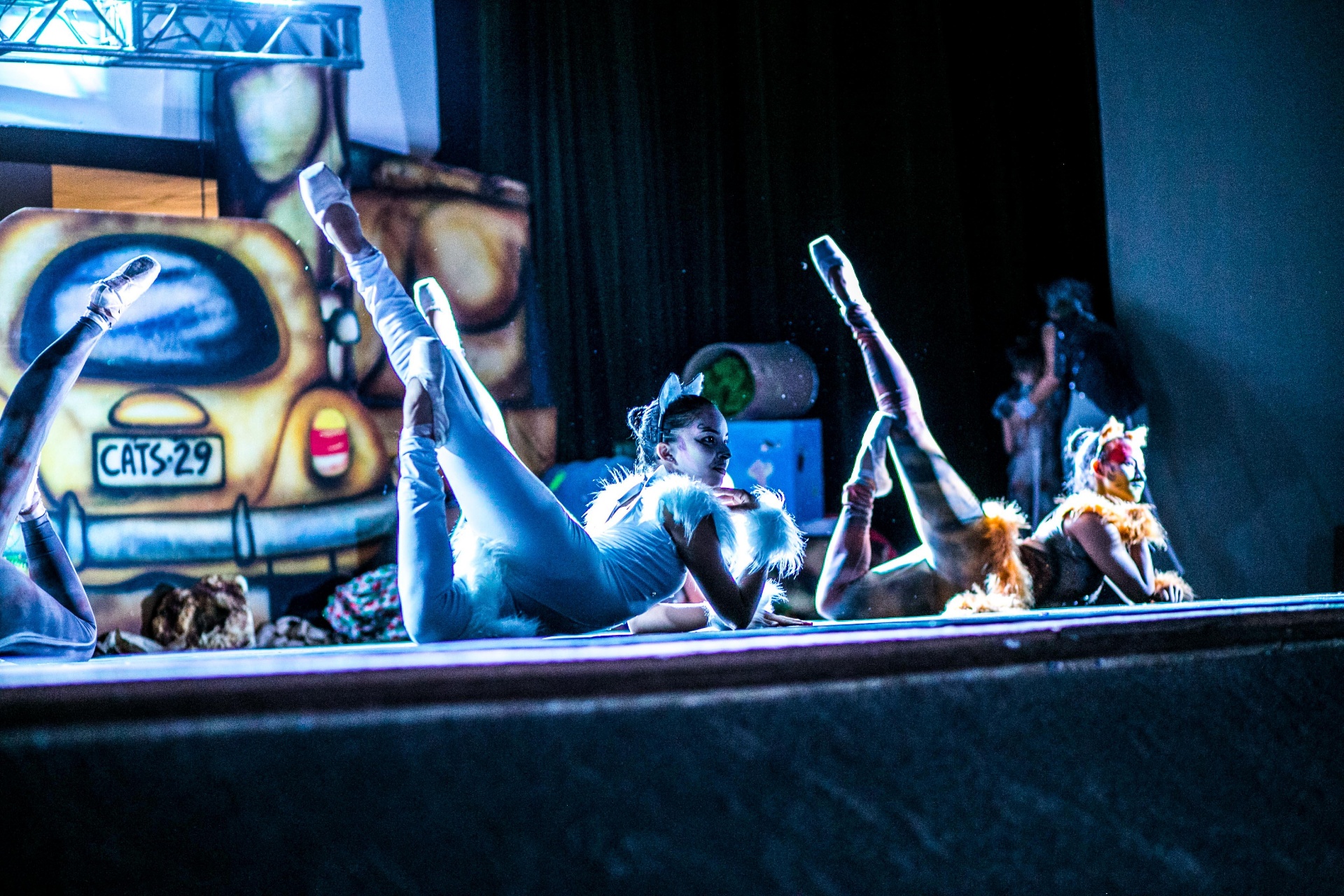 Bailarinas no chão em pose de flexibilidade no espetáculo Cats