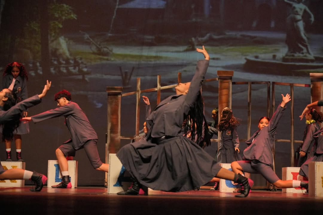 Bailarina em arabesque durante o Matilda