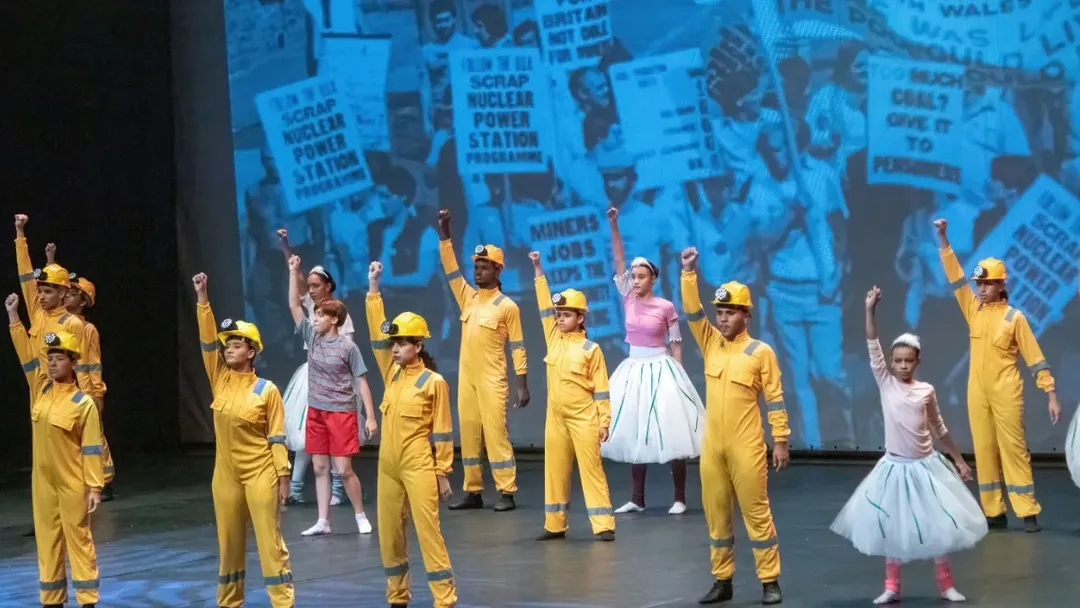 Cena de protesto dos mineiros no espetáculo Billy Elliot