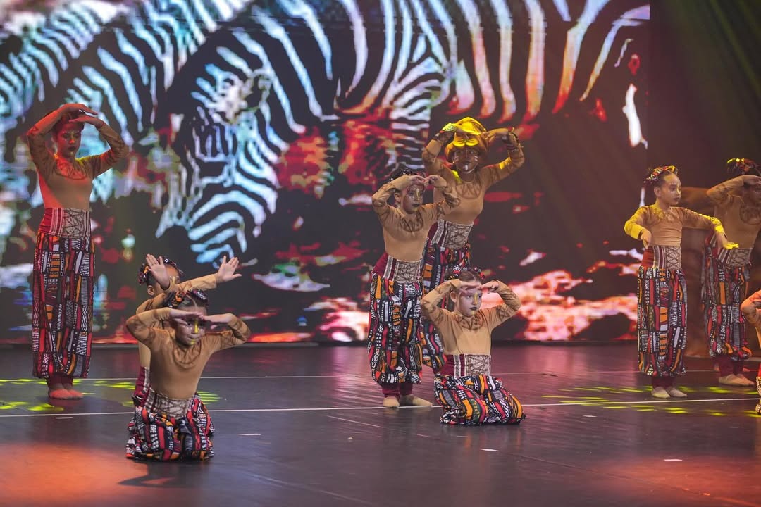 Pequenos bailarinos em cena de O Rei Leão