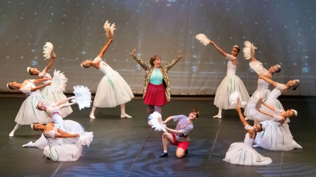 Bailarinas e Sra. Wilkinson em coreografia no Billy Elliot