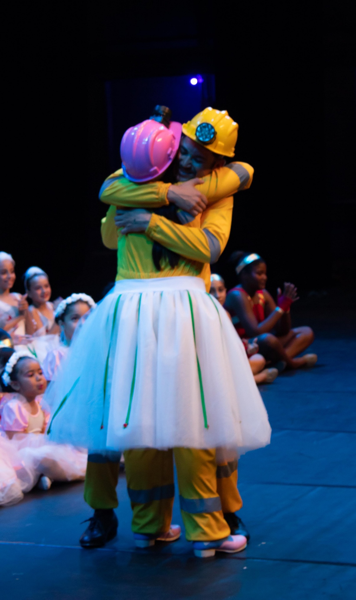 Cena emocionante de abraço entre Billy e seu pai mineiro no Billy Elliot