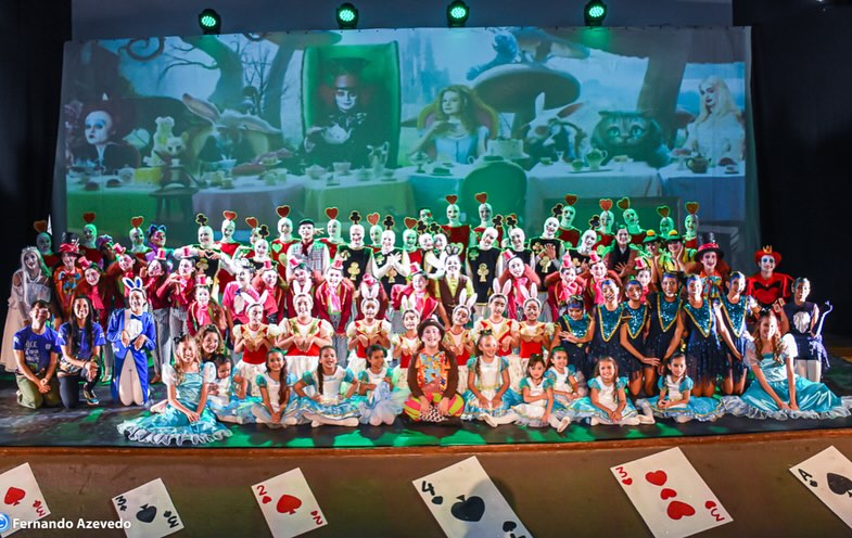 Foto completa do elenco do Alice no País das Maravilhas