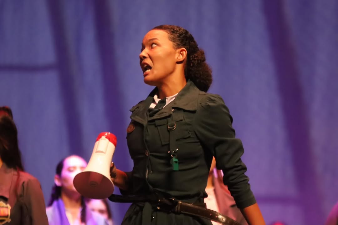 Close de Senhorita Trunchbull com megafone