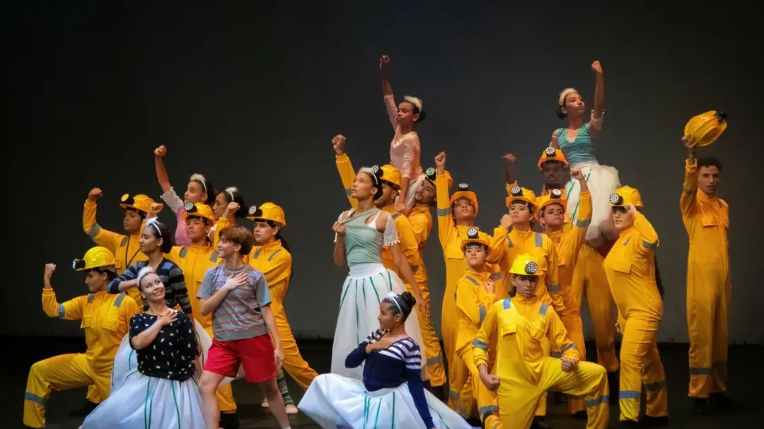 Elenco de punhos erguidos em cena marcante do Billy Elliot