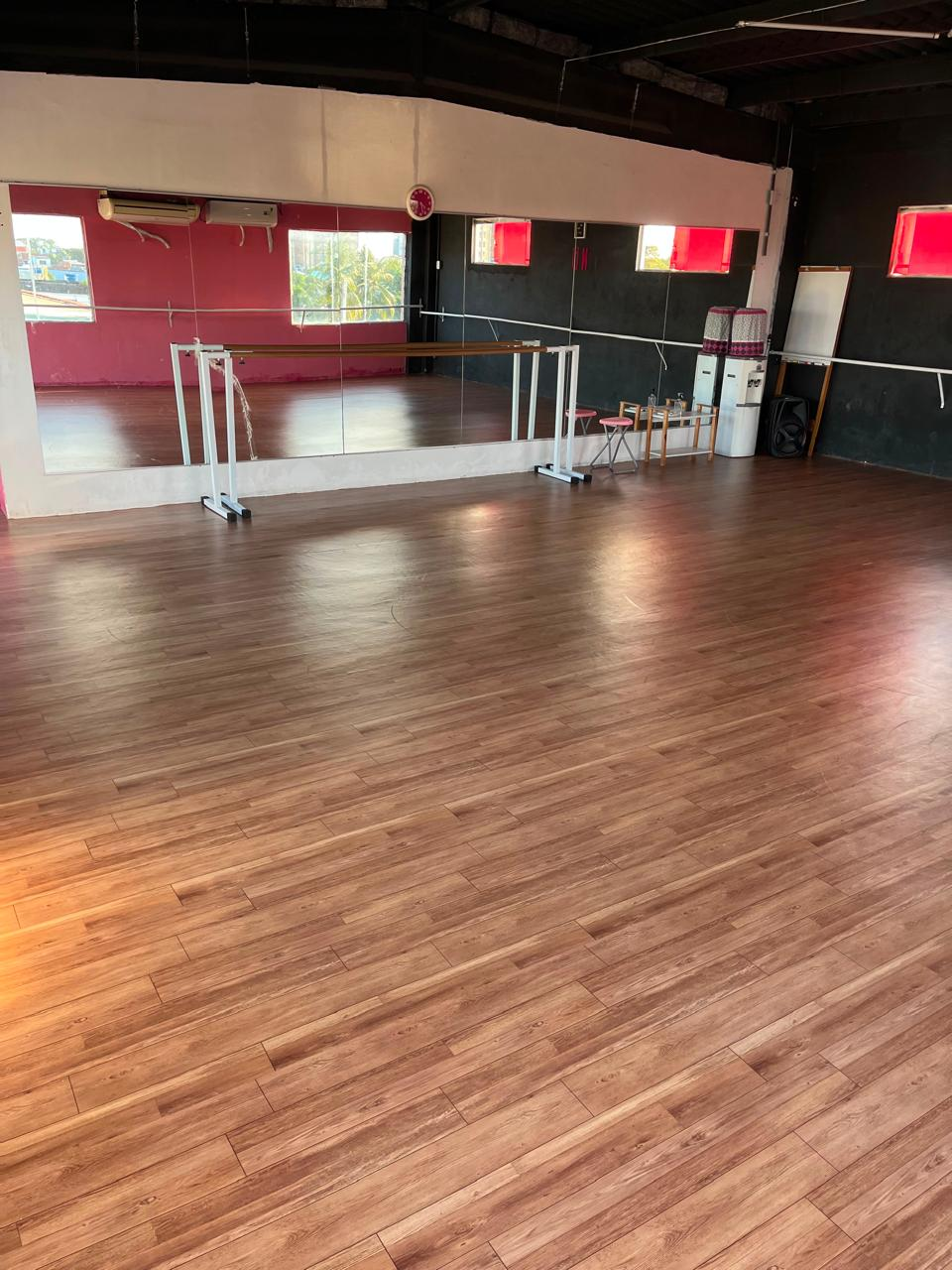 Sala de dança do NED com espelhos, barras de ballet e piso de madeira