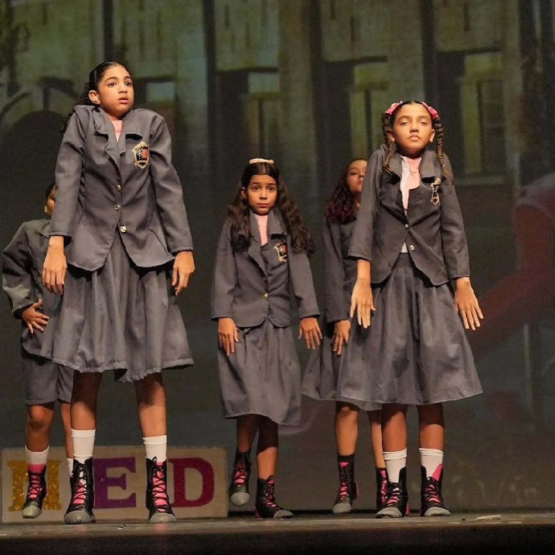 Pequenas bailarinas em cena no Matilda