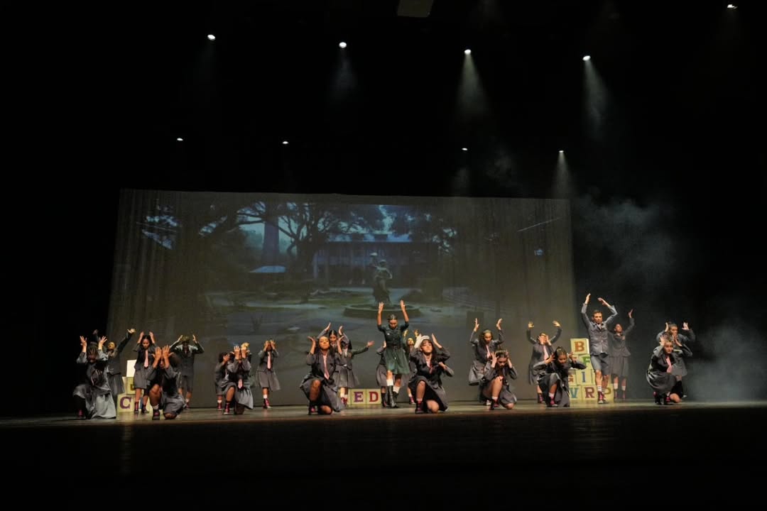 Visão ampla do palco no espetáculo Matilda