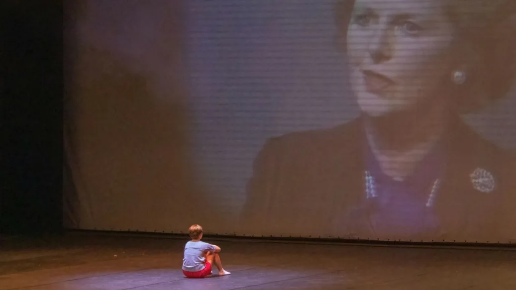 Billy diante da projeção de Margaret Thatcher no espetáculo Billy Elliot