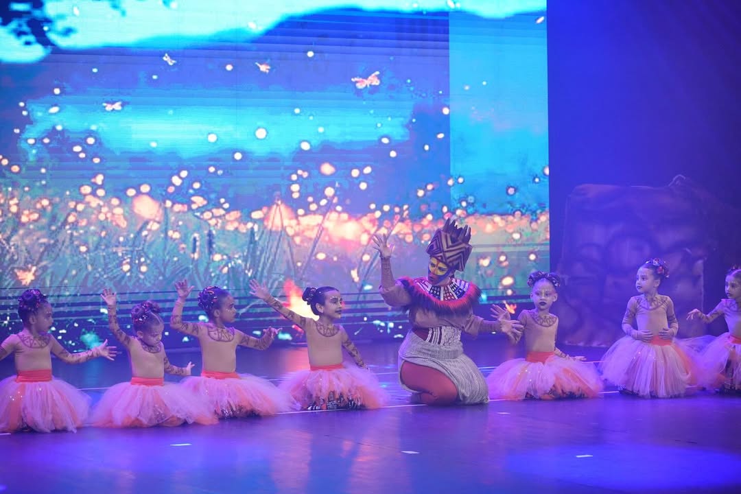 Cena com Rafiki e bailarinas mirins no espetáculo O Rei Leão