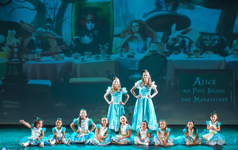 Bailarinas vestidas de Alice no espetáculo do NED
