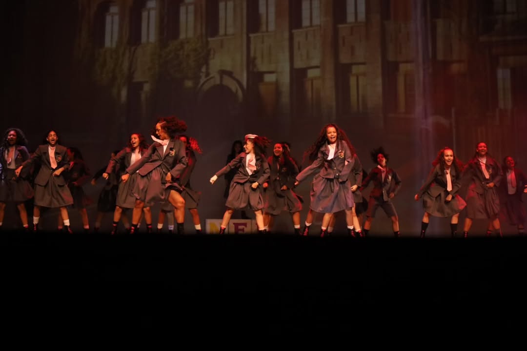 Cena de revolta dos alunos no espetáculo Matilda